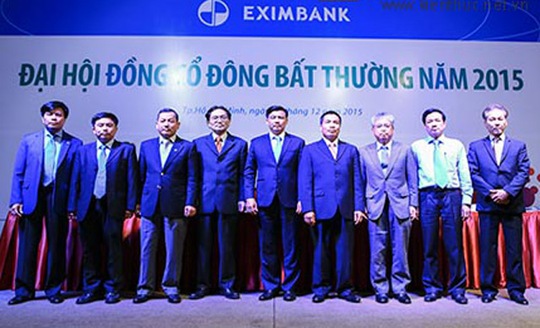 Ông Cao Xuân Ninh (người thứ 4 từ phải sang) khi được bầu vào HĐQT Eximbank.