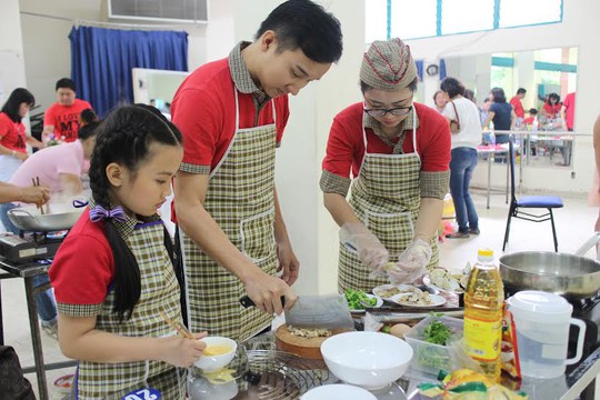 Các gia đình tham gia chương trình nấu ăn “Bếp yêu thương” do LĐLĐ quận 1, TP HCM tổ chức