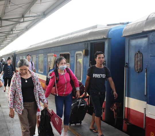 
Hành khách được trung chuyển ô tô về tới ga Sóng Thần rồi tiếp tục lên tàu về ga Sài Gòn
