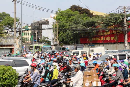 
Các fan đứng xuống đường khiến giao thông tại vòng xoay Dân Chủ bị ùn ứ nghiêm trọng
