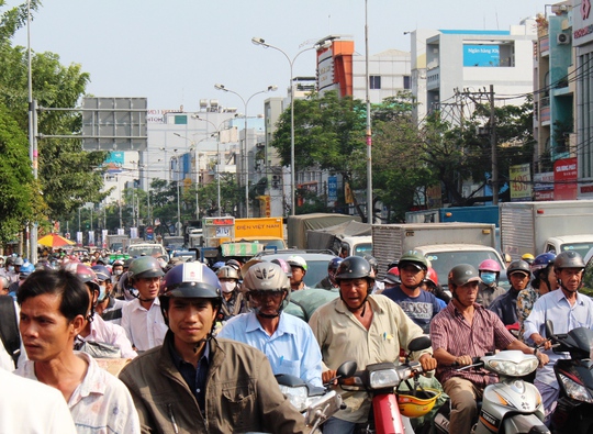 
Nhiều người mệt mỏi vì phải nhích từng chút giữa trời nắng gắt
