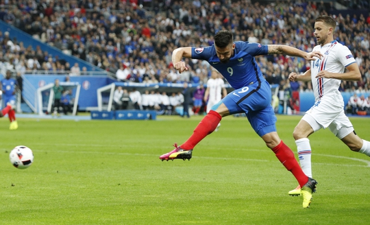 Oliver Giroud mở tỉ số cho Pháp ngay từ phút 13