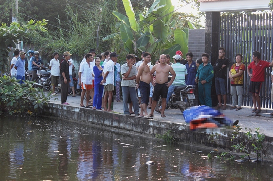 Thi thể người đàn ông được đưa lên bờ để khám nghiệm, điều tra