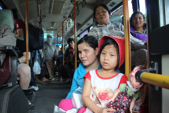 
Hành khách mệt mỏi trên các xe trung chuyển từ ga Sài Gòn xuống ga Biên Hòa
