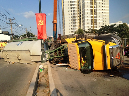 Hiện trường chiếc xe lật khiến nhiều người thót tim