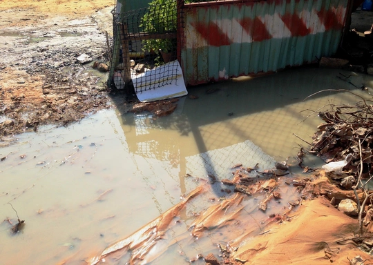 
Nước bẩn xuất phát từ một miệng cống ở gần giao lộ Xa lộ Hà Nội - Trương Văn Thành (quận 9, TP HCM)

