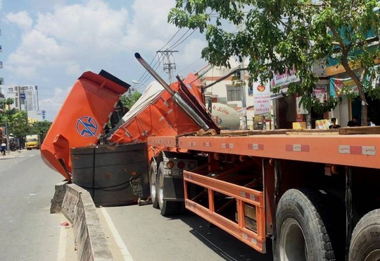 
Cuộn thép nặng hàng chục tấn may mắn được dải phân cách chặn lại sau khi rơi xuống đường
