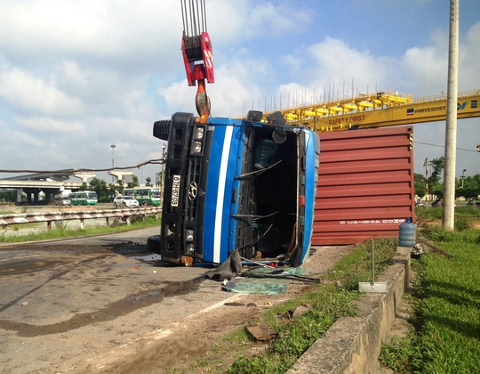 
Chiếc xe container lật nhào tại khu vực dốc cầu vượt Thủ Đức
