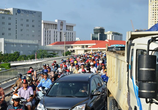 Cảnh kẹt xe kinh hoàng trên cầu Khánh Hội, hướng vào trung tâm TP sau vụ tai nạn