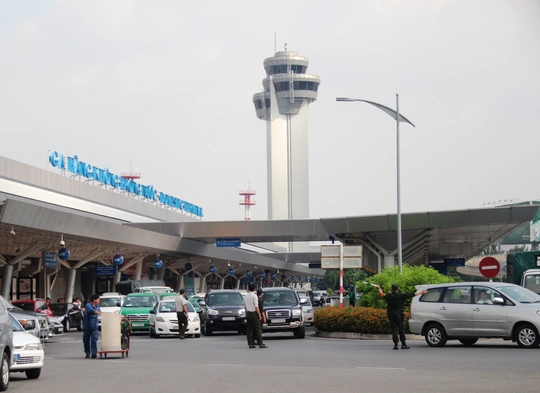 
Lực lượng an ninh sân bay điều tiết giao thông tại nha ga quốc nội
