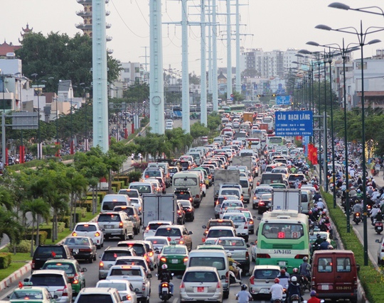 
Đường Phạm Văn Đồng - con đường dẫn từ nội đô ra cửa ngõ phía Đông ngày thường vốn thông thoáng thì nay cũng rơi vào cảnh ùn ứ
