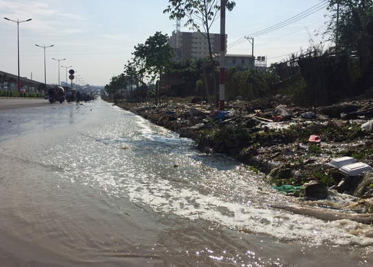 
Nước chảy tràn trên Xa lộ Hà Nội
