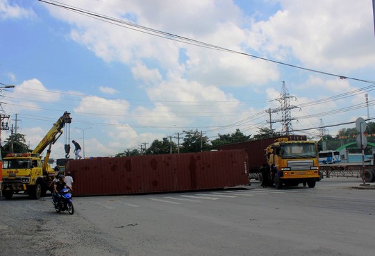 
Thùng container chuyển qua phương tiện khác kéo đi thì lại lật tiếp khi vừa di chuyển được một đoạn
