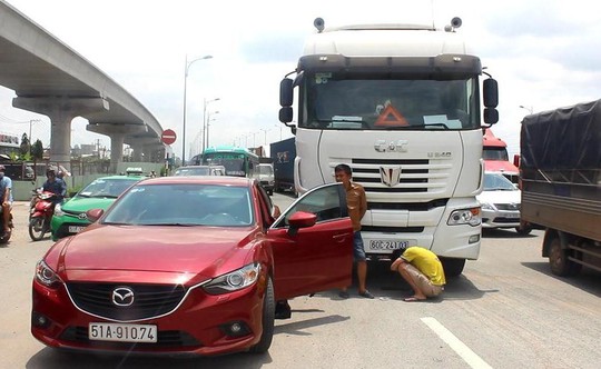 
Tình hình càng trở nên nghiêm trọng hơn khi vài phút sau, khu vực trên lại xảy ra vụ va chạm khác giữa ô tô 4 chỗ và xe container
