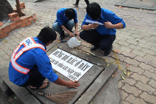 
Trong sáng 23-1, việc sơn nắp hầm ga được thực hiện trên địa bàn quận 1 và 3, TP HCM
