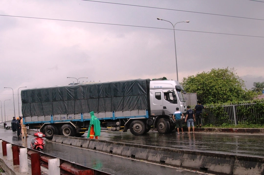
Chiếc xe xoay ngang, nằm chắn ngang làn đường ô tô trên cầu vượt ngã tư Bình Phước
