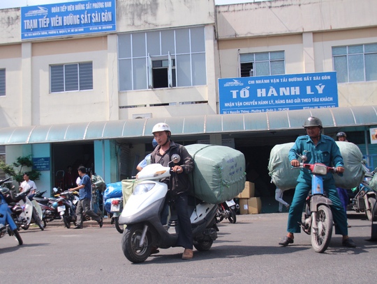 
Nhiều người sợ trễ thời gian đã đến ga Sài Gòn nhận lại tiền và hành lý ký gửi
