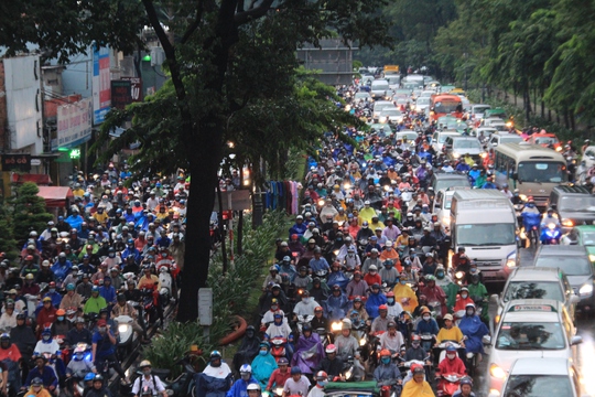 
Còn tại vòng xoay Lăng Cha Cả (quận Tân Bình), hàng ngàn phương tiện xếp ken cứng trên mặt đường
