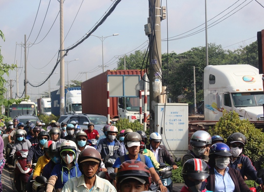 
Cảnh kẹt xe trên đường Nguyễn Thị Định do ảnh hưởng từ vụ tai nạn
