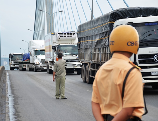 
Cảnh kẹt xe kinh hoảng trên cầu Phú Mỹ do ảnh hưởng từ vụ va chạm giao thông

