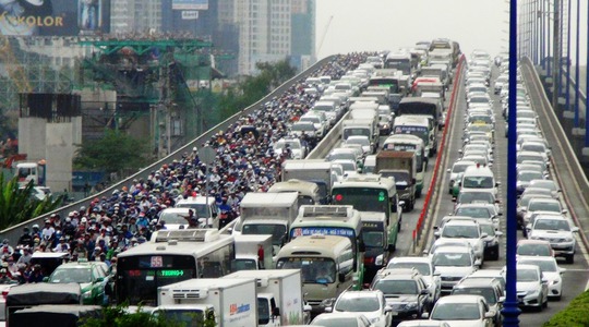 
Sau vụ xe bồn tông chết người dưới cầu Sài Gòn 2 trong giờ cao điểm đi lại sáng 27-5 đã khiến giao thông trên nhiều tuyến đường xung quanh khu vực này rơi vào tình trạng hỗn loạn, ùn tắc kinh hoàng khiến hàng ngàn người trễ giờ làm, giờ học.
