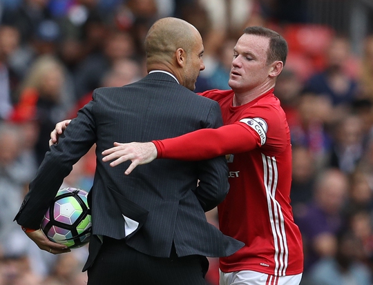 Wayne Rooney tỏ rõ sự khó chịu khi phải giằng quả bóng từ tay HLV Guardiola