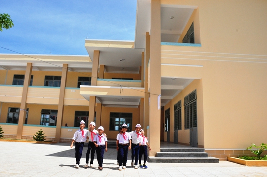 Học sinh Trường Tiểu học số 1 Bình Châu vui mừng trong trường học mới