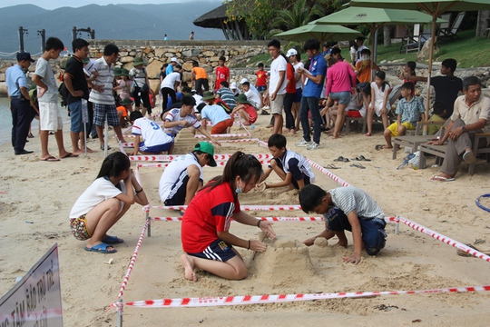 Cuộc thi đắp tượng cát được các em rất hào hứng tham gia