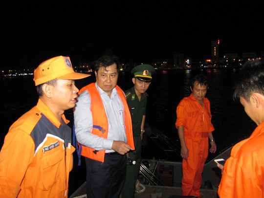 Chủ tịch UBND TP Đà Nẵng Huỳnh Đức Thơ (thứ 2 từ trái qua) đến hiện trường chỉ đạo cứu hộ