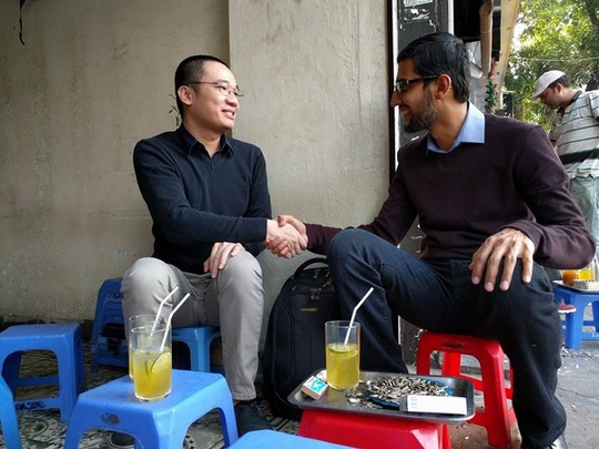
Nguyễn Hà Đông và CEO Google Sundar Pichai trong quan trà chanh ở vỉa hè Hà Nội. Ảnh Internet.
