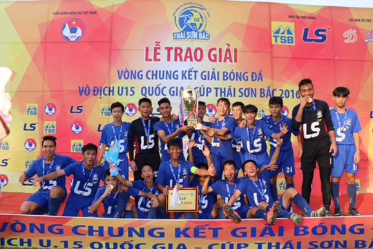 Đội U15 HAGL trong lễ nhận cúp vô địchẢnh: Hàn Phong