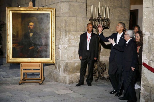 Ông Obama tham quan phố cổ Havana. Ảnh: Reuters