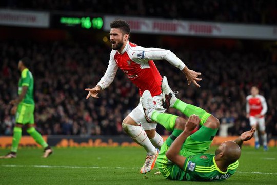 Giroud của Arsenal(trái) đã hết cơ hội cạnh tranh ngôi vô địch