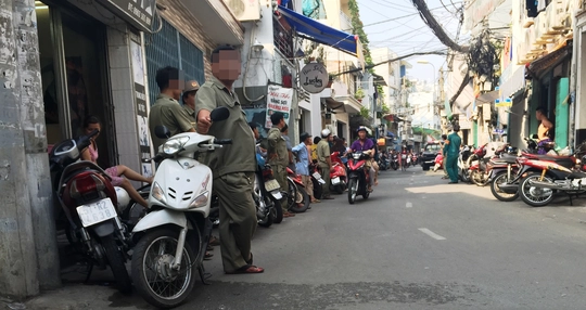 
Lực lượng chức năng phong tỏa các hướng vào đường Nguyễn Thượng Hiền để bắt trùm ma túy
