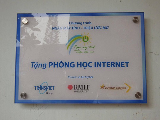 TransViet Group và RMIT Việt Nam trao tặng phòng học internet