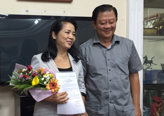 
Lãnh đạo Đảng ủy Khối Dân - Chính - Đảng trao quyết định, tặng hoa chúc mừng bà Trần Kim Yến. ẢNH: DƯƠNG QUANG
