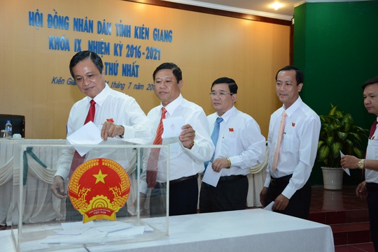 
Ông Phạm Vũ Hồng (bìa trái) đã được bầu giữ chức Chủ tịch UBND tỉnh Kiên Giang, nhiệm kì 2016-2021.
