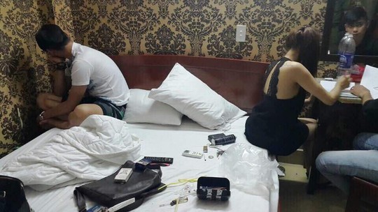 
Công an đột kích vào khách sạn phát hiện nhiều kiều nữ sử dụng ma túy đá
