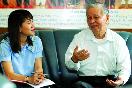 
Ông Phạm Chánh Trực, nguyên Phó Bí thư Thường trực Thành ủy TP HCM, kể lại với phóng viên Báo Người Lao Động về những năm tháng TP HCM “xé rào”, đổi mới. Ảnh: HOÀNG TRIỀU
