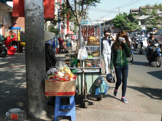 Hàng rong lấn chiếm lề đường trước Trường Tiểu học Bến Cảng (quận 4, TP HCM) Ảnh: Trương Văn Thảo