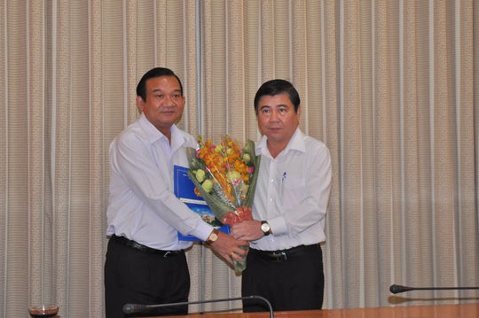 Chủ tịch UBND TP HCM Nguyễn Thành Phong (phải) trao quyết định cho ông Lê Minh Tấn