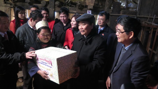 Phó Thủ tướng Nguyễn Xuân Phúc tặng quà cho người dân xã Sa Pả, huyện Sa Pa, tỉnh Lào Cai Ảnh: TTXVN