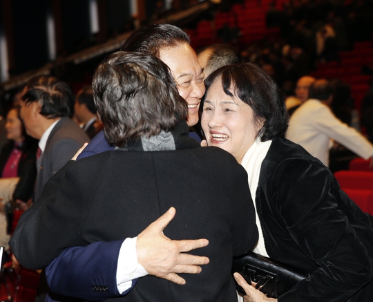 
Thủ tướng thân mật ôm hôn các đại biểu
