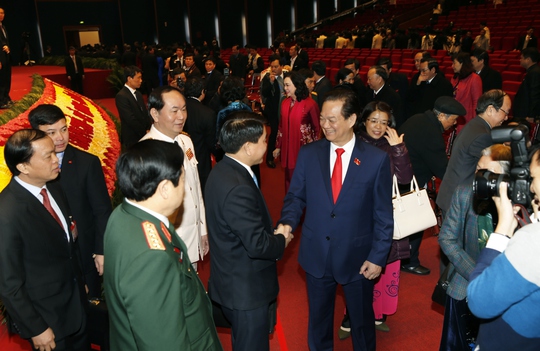 
Thủ tướng nở nụ cười bắt tay các đại biểu tại phiên bế mạc Đại hội XII
