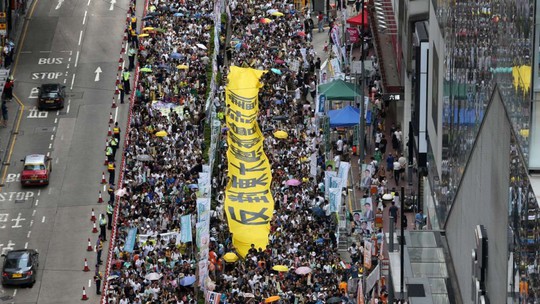 Đoàn diễu hành đi qua vịnh Đồng La (Causeway Bay), khu Loan Tử (Wan Chai) trước khi dừng lại ở quận Kim Chung (Admiralty). Ảnh: SCMP