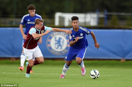 
Faiq Jefri Bolkiah trong màu áo đội trẻ Chelsea
