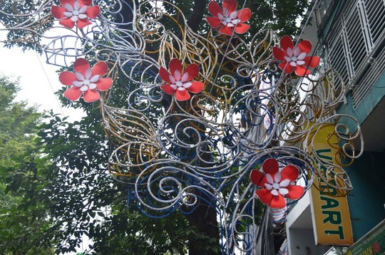 
Cận cảnh một hình trang trí đang treo đầy trên phố Phan Đình Phùng nổi tiếng với những hàng sấu cổ thụ
