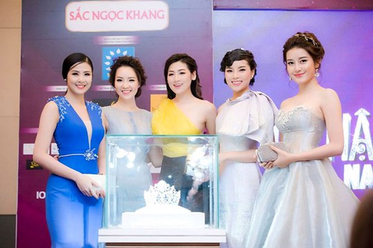 Dàn hoa hậu, á hậu đọ sắc bên cạnh vương miện trị giá 2,2 tỉ đồng