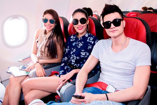 Từ trái qua: Hoa hậu Phạm Hương, siêu mẫu Lan Khuê, siêu mẫu Vĩnh Thuỵ