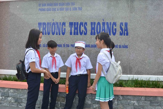 
Trường THCS Hoàng Sa nằm ở phường Thọ Quang, quận Sơn Trà, TP Đà Nẵng là nơi học tập của con em ngư dân, hải quân...
